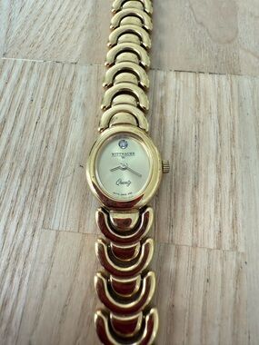 Wittnauer ladies oval gold tone dress watch NEW BATTERY